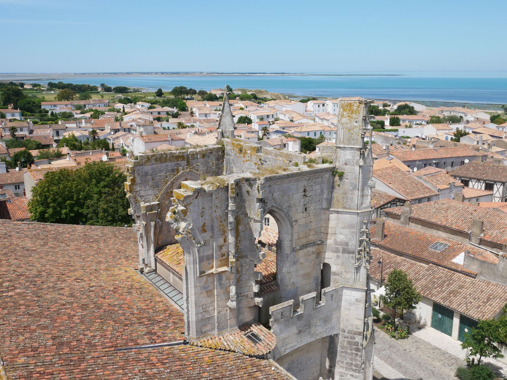 Bâchage de toiture équipe à La Rochelle